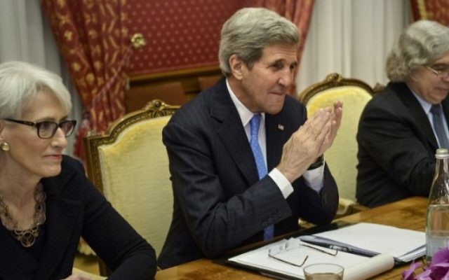 La secrétaire américaine Wendy Sherman (à gauche), le secrétaire d'Etat John Kerry (au centre) et le secrétaire à l'Energie Ernest Moniz à l'Hôtel Beau Rivage, à Lausanne, le 29 mars ( Crédit : Brendan Smialowski/AFP)