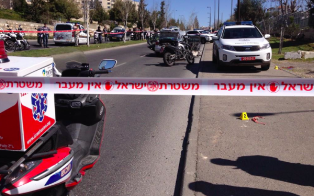 Capture d’écran de la scène de l'attaque à la voiture-bélier du 6 mars (Crédit : Twitter/Micky Rosenfeld)
