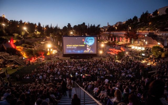 Alors que certains événements de la Cinémathèque de Jérusalem attirent une foule immense, comme la soirée d'ouverture annuelle du festival du film d'été, le public est principalement composé de Juifs israéliens (Crédit : Uri Lenz/Flash 90)