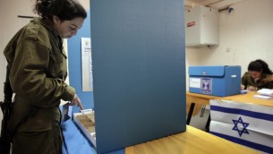 Un soldat israélien vote pour les élections de 2013 (Crédit : Flash 90)