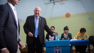Reuven Rivlin en train de voter à Jérusalem - 17 mars 2015 (Crédit : Flash 90)