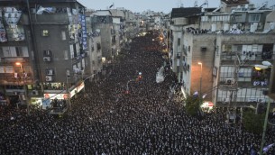 Des dizaines de milliers d'ultra-orthodoxes Israéliens assistent à un rassemblement du parti Yahadout HaTorah dans la ville de Bnei Brak le 11 mars avant les élections de la semaine prochaine. (Crédit : Flash90)