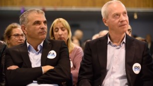 Moshe Kahlon et Yoav Galant - 12 mars 2015 à Ramat Gan (Crédit : Gili Yaari /FLASH90)