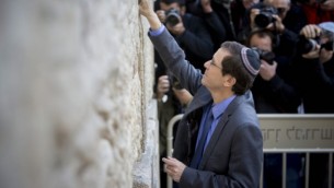 Isaac Herzog au mur Occidental le 15 mars 2015 (Crédit : Yonatan Sindel/Flash90)