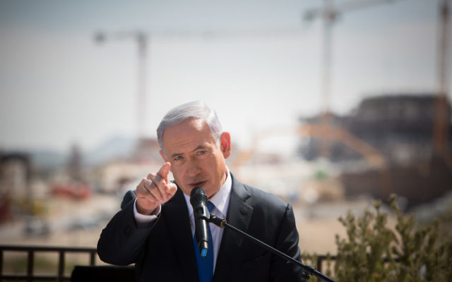Le Premier ministre Benjamin Netanyahu pendant une conférence de presse à Har Homa, à Jérusalem Est, le 16 mars 2015. (Crédit : Yonatan Sindel/Flash90 )