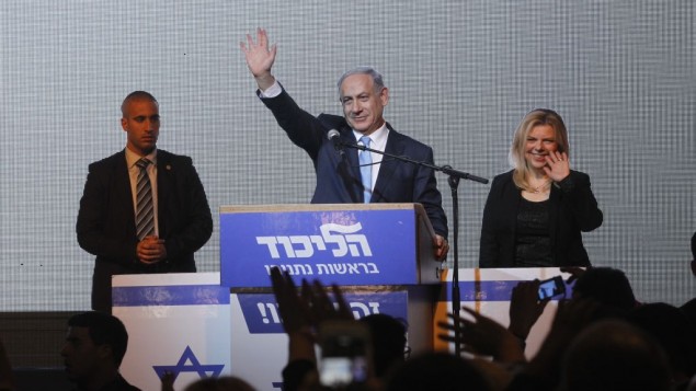 Le Premier ministre Benjamin Netanyahu et son épouse Sara au siège du Likud à Tel Aviv, après sa victoire aux élections générales, dans la nuit du 17 au 18 mars 2015. (Crédit : Miriam Alster/Flash90)