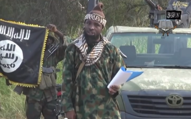 Le chef de Boko Haram, Abubakar Shekau, a assuré être toujours en vie, réfutant l'annonce de sa mort par l'armée nigériane, et diriger un "califat islamique" dans les villes sous son contrôle dans le nord-est du Nigeria, dans une nouvelle vidéo de propagande obtenue jeudi 2 octobre 2014 par l'AFP  (Crédit : Capture d'écran YouTube/AFP)