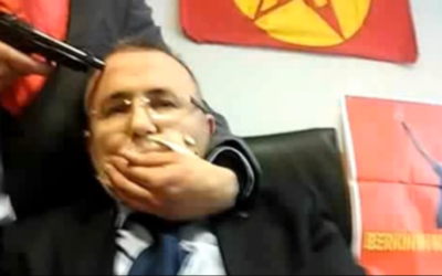 Le procureur  Mehmet Selim Kiraz pris en otage le 31 mars 2015 (Crédit : Capture d'écran YouTube )