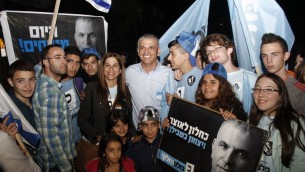 Moshe Kahlon et ses partisans (Crédit : Judah Ari Gross/Times of Israel)
