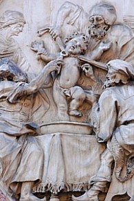 Cette plaque au Palazzo Salvadori à Trente, en Italie, illustre le martyre supposée de Simon de Trente aux mains des Juifs (Crédit : Wikimedia Commons / JTA)