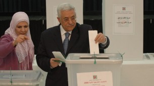 Mahmoud Abbas en train de voter pour les élections de l'AP en 2006 (Crédit : Yossi Zamir/Flash90) 