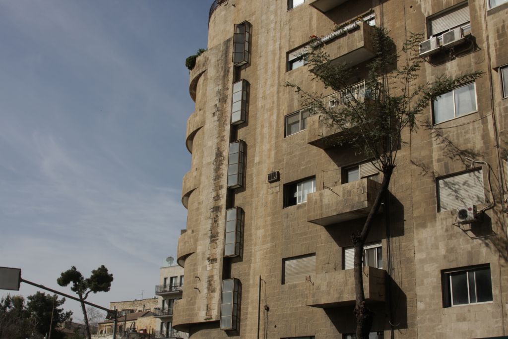 Le complexe d'appartements de Beit HaMaalot (Crédit : Shmuel Bar-Am)