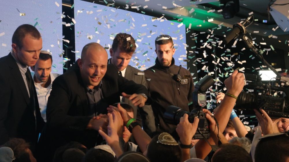 Le président de HaBayit HaYehudi Naftali Bennett salue ses partisans après les élections le 17 mars 2015. (Crédit : Avi Lewis/Times of Israel, Jon Weidberg) 