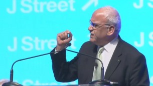 Le négociateur palestinien Saeb Erekat lors de la Conférence J street à Washington, le 23 mars 2015 (Crédit : Capture d'écran YouTube)