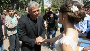 Yair Lapid félicite le jeune couple qui a décidé d'aller voter avant d'aller se marier (Crédit : autorisation Yair Lapid)