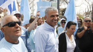 Moshe Kahlon, chef du parti Koulanou, est retourné mardi 17 mars 2015 dans sa ville natale de Givat Olga pour accompagner sa mère à l'isoloir. (Crédit photo: Juda Ari brut / Times of Israel)