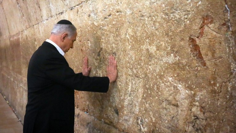 Le Premier ministre Benjamin Netanyahu au mur Occidental, dans la Vieille Ville de Jérusalem, le 28 février 2015. (Crédit : Marc Sellem/Pool/AFP) 