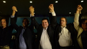 Ayman Odeh (au centre), chef de file de la Liste arabe unie, réagit  avec les membres de son parti aux premières estimations dans leur QG de campagne à  Nazareth dans le Nord d'Israël le 17 mars 2015 (Crédit photo : Basel Awidat/Flash90)