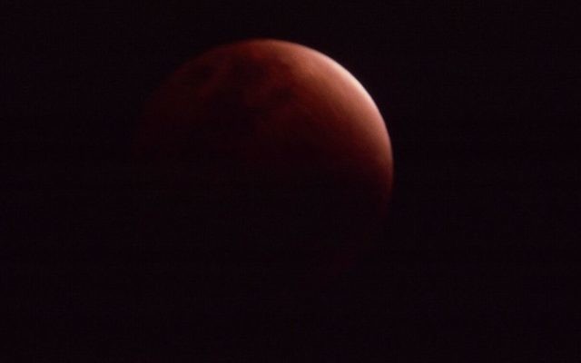Une lune rouge lors d'une éclipse (Crédit : Autorisation de Bob O'Dell)