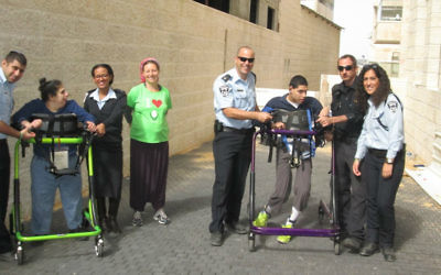 Des officiers de police de Jérusalem et des résidents de ALEH pendant un entraînement (Crédit : Autorisation de ALEH Jérusalem).