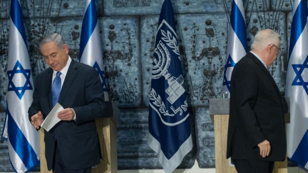 Benjamin Netanyahu rencontre le président israélien Reuven Rivlin dans une brève cérémonie confiant à Netanyahu la tâche  de former le prochain gouvernement israélien, le 25 mars 2015. (Crédit photo: Miriam Alster / Flash90)