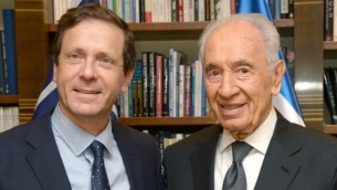 Le dirigeant de l' Union sioniste Isaac Herzog et l'ancien président Shimon Peres le 24 novembre 2013 (Crédit : Mark Neyman/GPO/FLASH90)