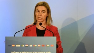 La Haute représentante de l'Union européenne Federica Mogherini parle à la réunion ministérielle informelle rassemblant les ministres des Affaires étrangères de l'Union européenne et les pays du sud de la Méditerranée à Barcelone le 13 avril 2015 (Crédit : AFP / LLUIS GENE)