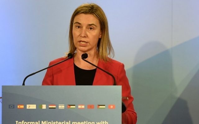 La Haute représentante de l'Union européenne Federica Mogherini parle à la réunion ministérielle informelle rassemblant les ministres des Affaires étrangères de l'Union européenne et les pays du sud de la Méditerranée à Barcelone le 13 avril 2015 (Crédit : AFP / LLUIS GENE)