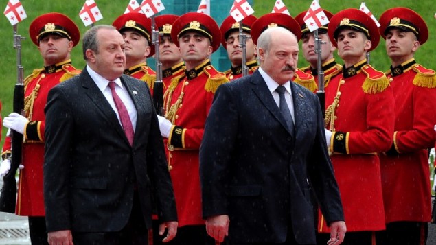 Le président biélorusse Alexandre Loukachenko, à droite, et son homologue géorgien Giorgi Margvelashvili à Tbilissi, le 23 avril 2015. (Crédit photo : Vano Shlamov/AFP)