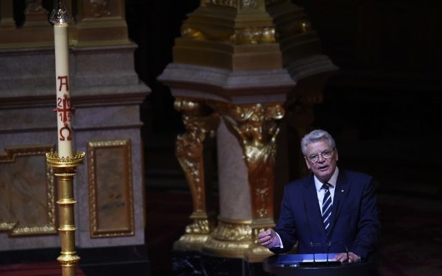 Le président allemand Joachim Gauck  lors d'un service religieux commémorant le centenaire du massacre de 1,5 million d'Arméniens par les forces ottomanes à la cathédrale de Berlin, le 23 avril 2015 (AFP PHOTO / TOBIAS SCHWARZ)