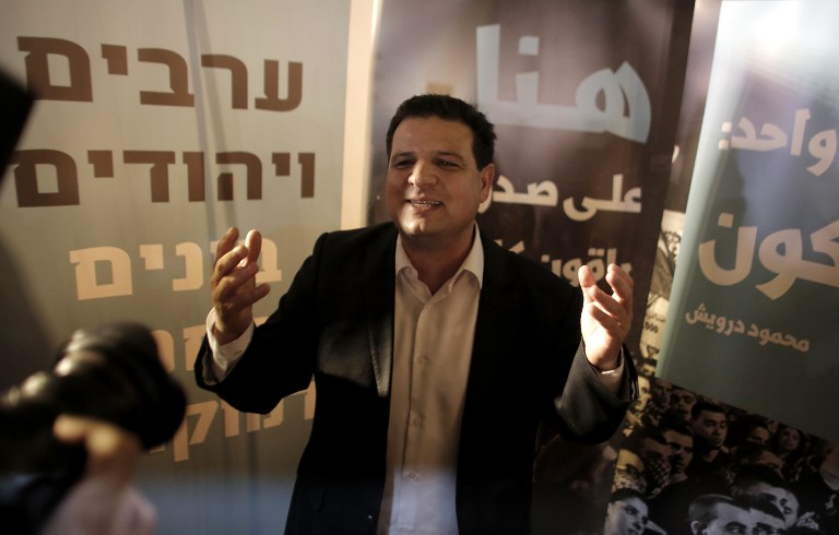 Ayman Odeh, chef de la liste arabe unie, une alliance de quatre petits partis arabes, réagit au résultats du scrutin au siège de son parti dans la ville de Nazareth, le 17 mars 2015 (Crédit : AFP / AHMAD GHARABLI)