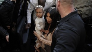 Kim et North Kardashian à Jérusalem - 13 avril 2015 (Crédit : AHMAD GHARABLI / AFP)