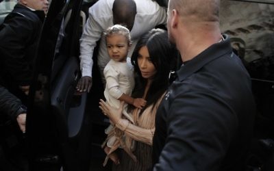 Kim Kardashian et sa fille North à Jérusalem, le 13 avril 2015. (Crédit : Ahmad Gharabli/AFP)
