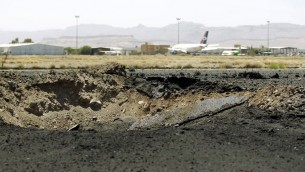 Cratère laissé par une frappe aérienne sur le tarmac de l'aéroport international de Sanaa, capitale du Yémen, le 29 avril 2015. (Crédit : Mohammed Huwais/AFP)