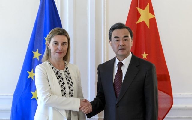 Federica Mogherini et Wang hi à Lausanne - 1er avril 2015 (Crédit : AFP)