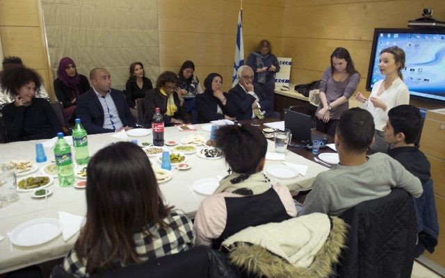 Les 15 ados français qui vont se rendre en Israël fin avril, à l'ambassade d'Israël en France - 1er avril 2015 (Crédit : AFP)