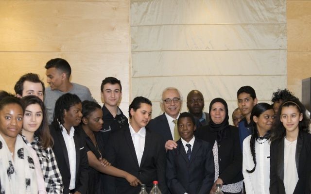 Les 15 ados français qui vont se rendre en Israël fin avril, à l'ambassade d'Israël en France - 1er avril 2015 (Crédit : AFP)