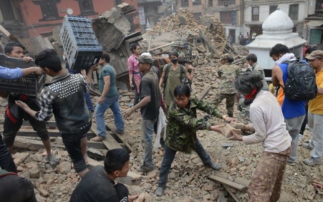 Après le tremblement de terre, à Katmandu, le 25 avril 2015.  (Crédit : AFP/PRAKASH MATHEMA)