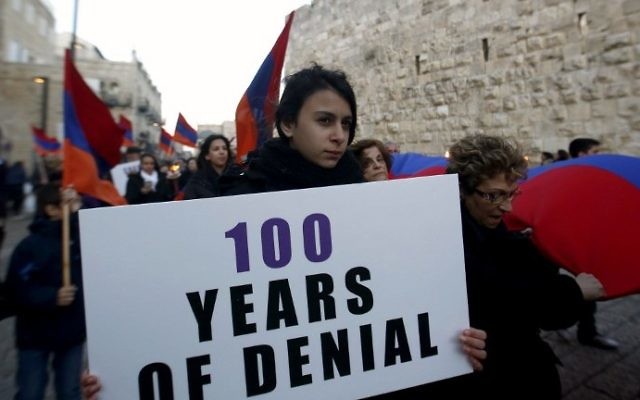 Les membres de la communauté arménienne défilent avec des drapeaux et des torches le 23 avril 2015 dans la Vieille Ville de Jérusalem, à la veille du 100e anniversaire du génocide arménien sous l'Empire ottoman en 1915. (Crédit : AFP / GALI TIBBON)