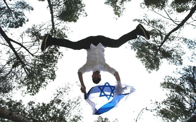 Un Israélien à Yom HaAtsmaout (Crédit : Flash 90)