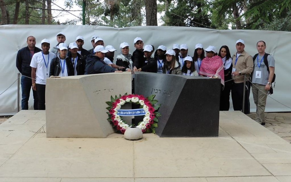 Les élèves venus sur la tombe d'Yitzhak Rabin avec l'association Imad (Crédit : autorisation)