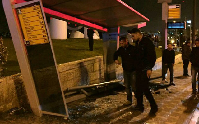 Arrêt du bus à Jérusalem dans une possible attaque à la voiture-bélier le 15 avril au soir (Crédit : Flash 90)