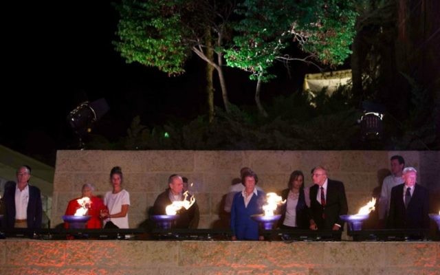 Des survivants, souvent accompagnés de leurs enfants ou petits-enfants, allument six torches lumineuses à Yad Vashem, à la veille du Yom HaShoah (Crédit photo: Yonatan Sindel / Flash 90)