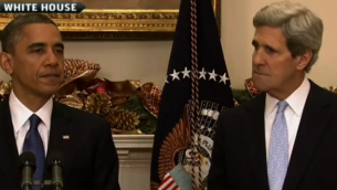 Barack Obama et John Kerry en 2012 (Crédit : capture d'écran YouTube)