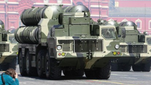 Missiles S-300 lors de la parade la Victoire sur la place rouge à Moscou le 9 mai 2009 (Crédit : Kremlin.ru/CC BY 3.0  via Wikimedia Commons)