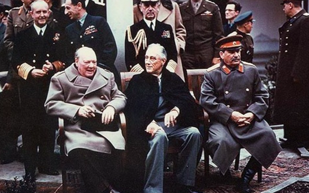 Winston Churchill, Franklin Delano Roosevelt et Joseph Staline à la conférence de Yalta - 1er février 1945 (Crédit : domaine public)
