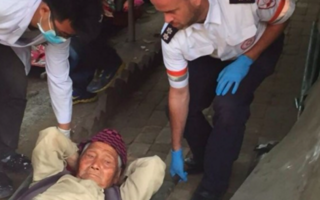 Ravit Martinez et Ilan Klein, les ambulanciers du Magen David Adom, aident les blessés à Katmandou, le 25 avril 2015. (Crédit autorisation  MDA)