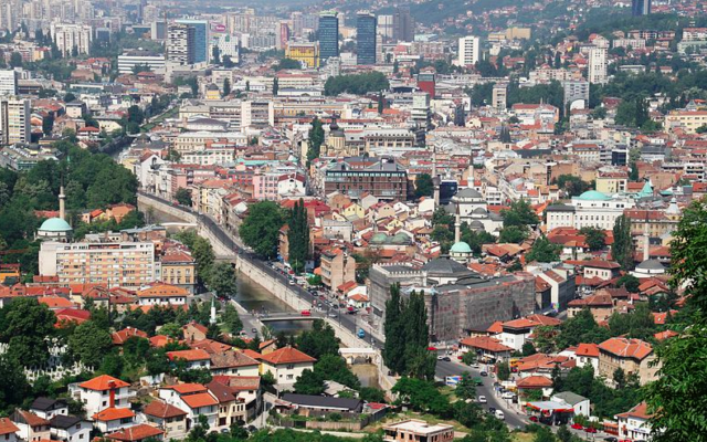 Vue sur la ville de Sarajevo (Crédit : Bjoertvedt/CC BY SA 3.0)