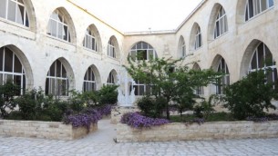 Des mysostis, le symbole du 100e anniversaire du génocide arménien, dans une cour du monastère dans la vieille ville de Jérusalem (Crédit : Melanie Lidman / Times of Israël)