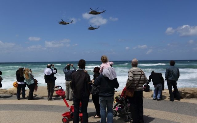 Des Israéliens se rassemblent sur les plages de Tel-Aviv pour regarder les avions de l'armée de l'air, le Jour de l'Indépendance de l'année dernière. (Crédit : Yaakov Naumi / Flash90)